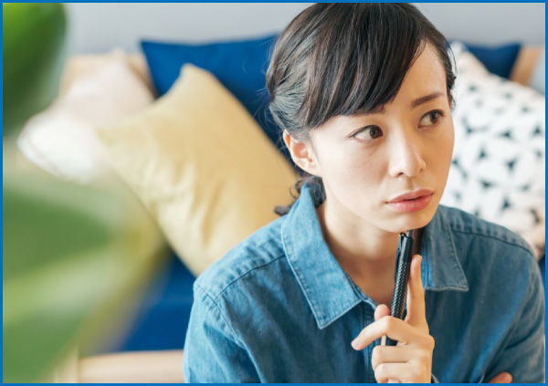 遺品整理でお悩みになる女性