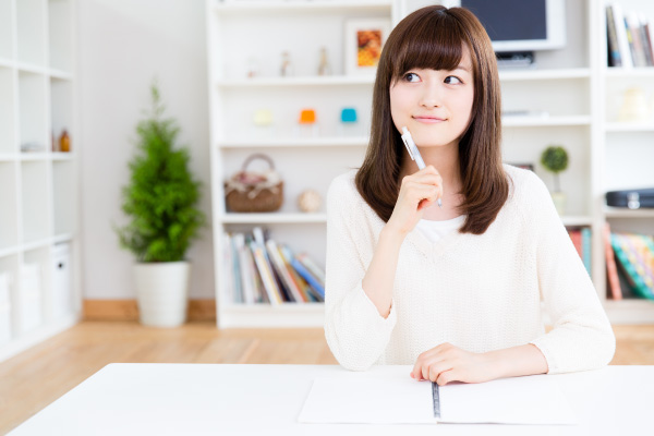 大型ゴミの処分方法で悩む女性