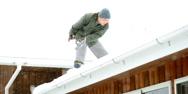 雪庇落としをしている男性作業員